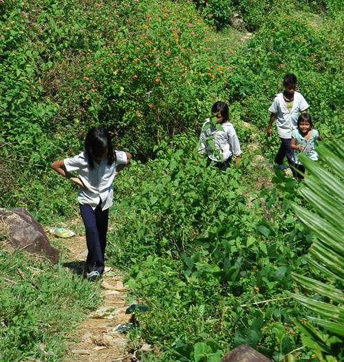 Kh&oacute; khăn đường đến trường