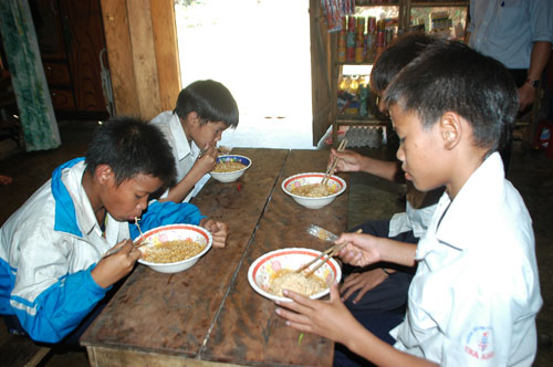 Bữa cơm chỉ l&agrave; m&igrave; t&ocirc;m